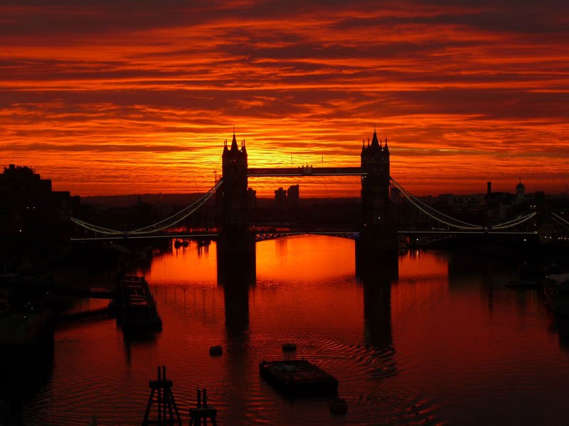 Ηλιοβασίλεμα πάνω από την γέφυρα του πύργου του Λονδίνου.
