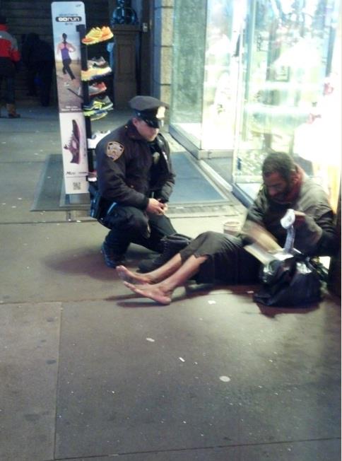 Μία βαθιά ανθρώπινη φωτογραφία που κάνει το γύρο του Διαδικτύου. Η
 φωτογραφία είναι τραβηγμένη από την κεντρική πλατεία Times Square της Νέας Υόρκης και απεικονίζει έναν αστυνομικό που προσφέρει ένα ζευγάρι μπότες σε έναν άστεγο άνδρα που ήταν ξυπόλητος στους κρύους δρόμους της αμερικανικής μεγαλούπολης.

Όπως είπε ο αστυνομικός αργότερα στους New York Times, σοκαρίστηκε από τον άνθρωπο που ξεπάγιαζε από το κρύο: «Εγώ φορούσα δύο ζευγάρια κάλτσες και πάλι κρύωνα». Γι' αυτό πήγε σε ένα διπλανό κατάστημα και του αγόρασε ένα ζευγάρι παπούτσια για 75 δολάρια! 

Τη φωτογραφία τράβηξε τυχαίο η Τζένιφερ Φόστερ, μια γυναίκα που επισκέφτηκε την πόλη για τουριστικούς λόγους μαζί με το σύζυγό της.