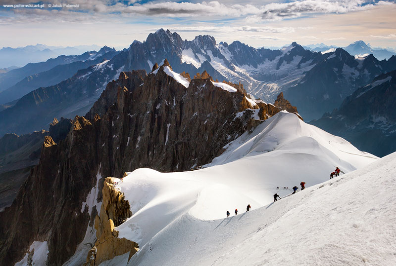Μια ομάδα Αλπινιστών ανεβαίνουν προς την κορυφή του Aiguille du Midi  ενός βουνού στις Γαλλικές Άλπεις.